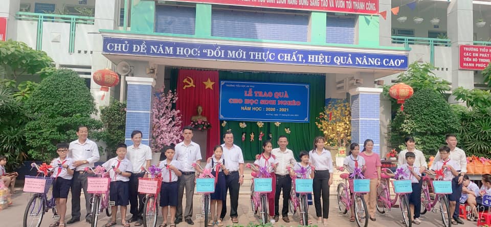 Thiên Phú An trao quà cho học sinh nghèo hiếu học An Phú